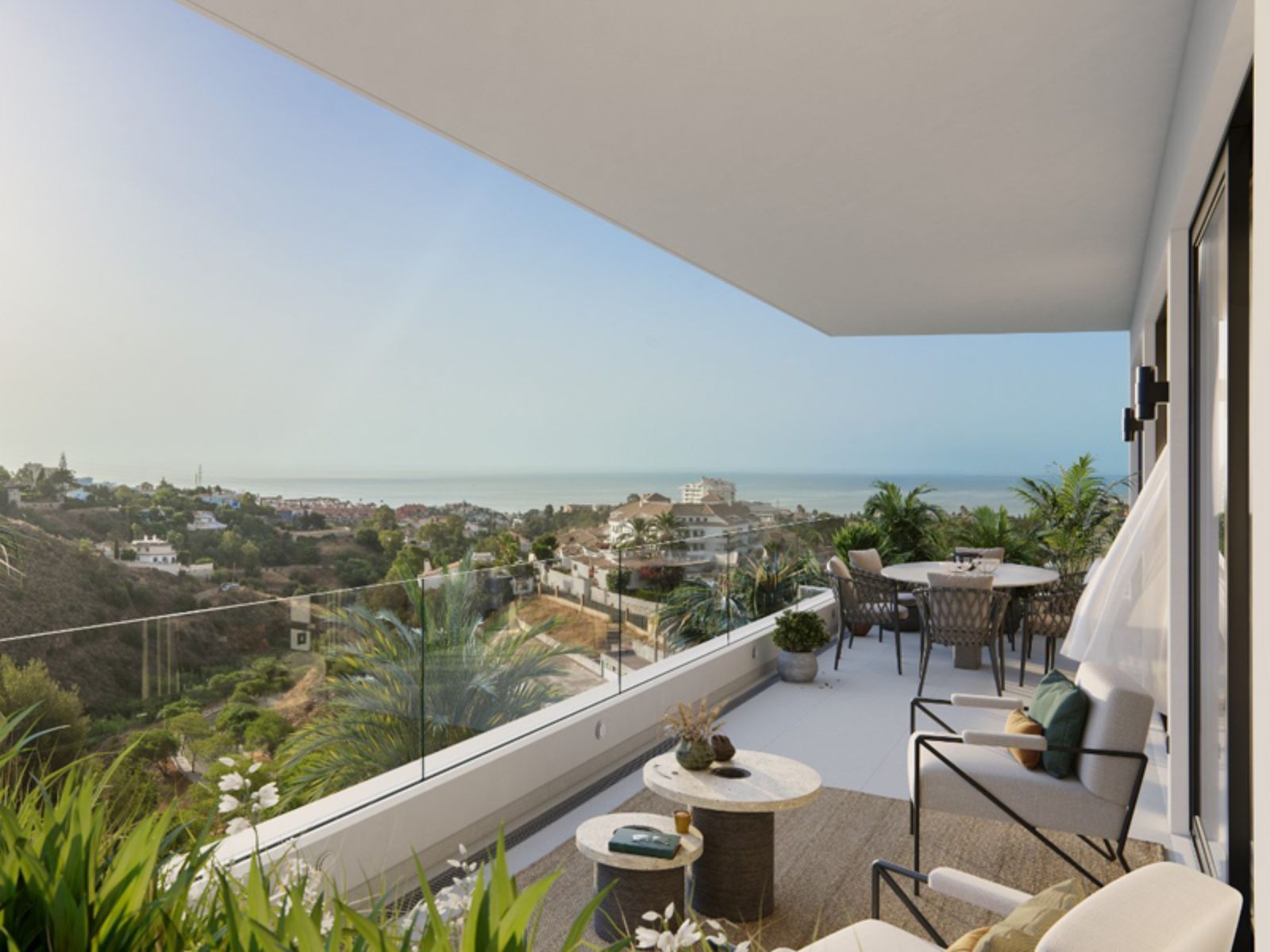 Balkon i Torreblanca Heights med havudsigt og luksuriøse udendørsmøbler.